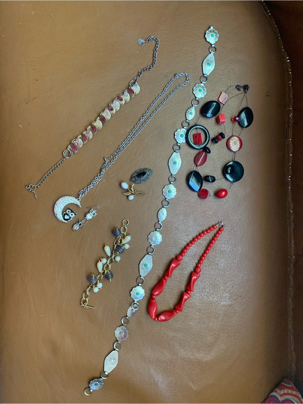 Vintage Costume Jewelry & Accessories - Lot
